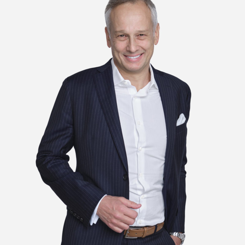 Thomas Gerstner bringt ueber 25 Jahre Erfahrung im B2B SaaS, Enterprise Applikationsmarkt und in der Beratung mit sich. Dabei hatte er mehrere Senior Management Positionen inne, einschliesslich Sales,- Customer Success und General Management Rollen mit voller P&L Verantwortung bei SAP in EMEA and China, als auch in Scale-Up Unternehmen wie Pathlock und aktuell bei Phenom.
Er verfügt über umfangreiche Erfahrung bei der Definition und Umsetzung von Wachstumsstrategien, dem Aufbau langfristiger Kundenbeziehungen und der notwendigen organisatorischen Unternehmensausrichtung.
