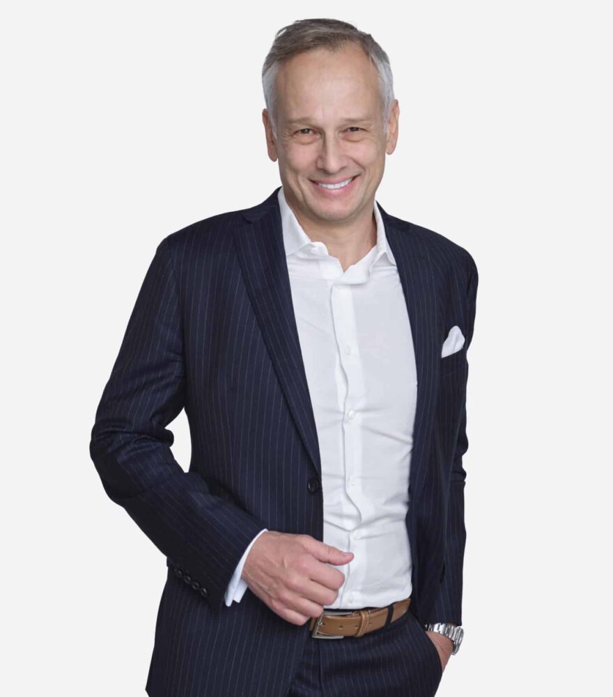 Thomas Gerstner bringt ueber 25 Jahre Erfahrung im B2B SaaS, Enterprise Applikationsmarkt und in der Beratung mit sich. Dabei hatte er mehrere Senior Management Positionen inne, einschliesslich Sales,- Customer Success und General Management Rollen mit voller P&L Verantwortung bei SAP in EMEA and China, als auch in Scale-Up Unternehmen wie Pathlock und aktuell bei Phenom.
Er verfügt über umfangreiche Erfahrung bei der Definition und Umsetzung von Wachstumsstrategien, dem Aufbau langfristiger Kundenbeziehungen und der notwendigen organisatorischen Unternehmensausrichtung.
