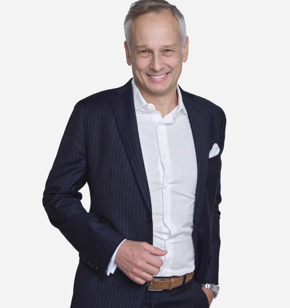 Thomas Gerstner bringt ueber 25 Jahre Erfahrung im B2B SaaS, Enterprise Applikationsmarkt und in der Beratung mit sich. Dabei hatte er mehrere Senior Management Positionen inne, einschliesslich Sales,- Customer Success und General Management Rollen mit voller P&L Verantwortung bei SAP in EMEA and China, als auch in Scale-Up Unternehmen wie Pathlock und aktuell bei Phenom.
Er verfügt über umfangreiche Erfahrung bei der Definition und Umsetzung von Wachstumsstrategien, dem Aufbau langfristiger Kundenbeziehungen und der notwendigen organisatorischen Unternehmensausrichtung.
